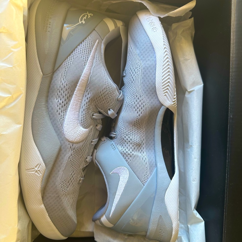 Men’s 9.5 Kobe 8 basketball shoes
